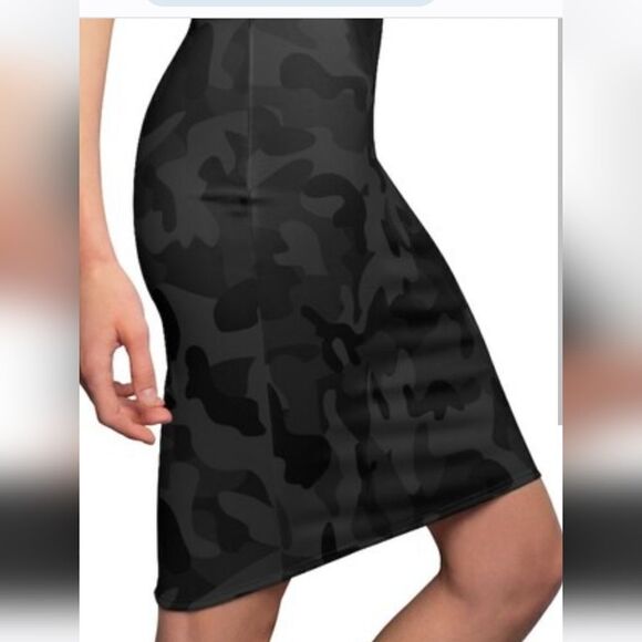 Sanctuary Camo Pencil Skirt This skirt is FABULOUS THE FIT IS 🔥IN SEASON 😉 - Picture 3 of 10